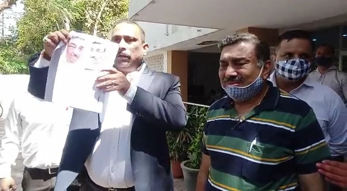 हनी ट्रैप में लुटे व्यापारी को पुलिस ने गायत्री मंत्र का पाठ कराकर लौटाया