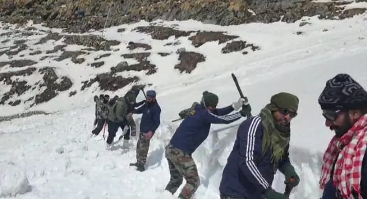 हेमकुण्ड साहिब-लोकपाल का मार्ग खोलने पहुंचे सेना के जवान