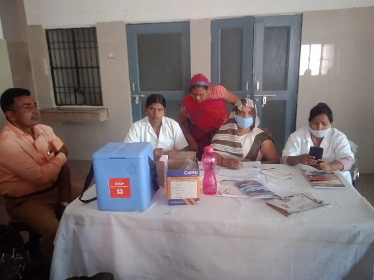 सामुदायिक स्वास्थ्य केंद्र बेला में 45 वर्ष व उससे अधिक उम्र के लोगों को लगा कोरोना टीका