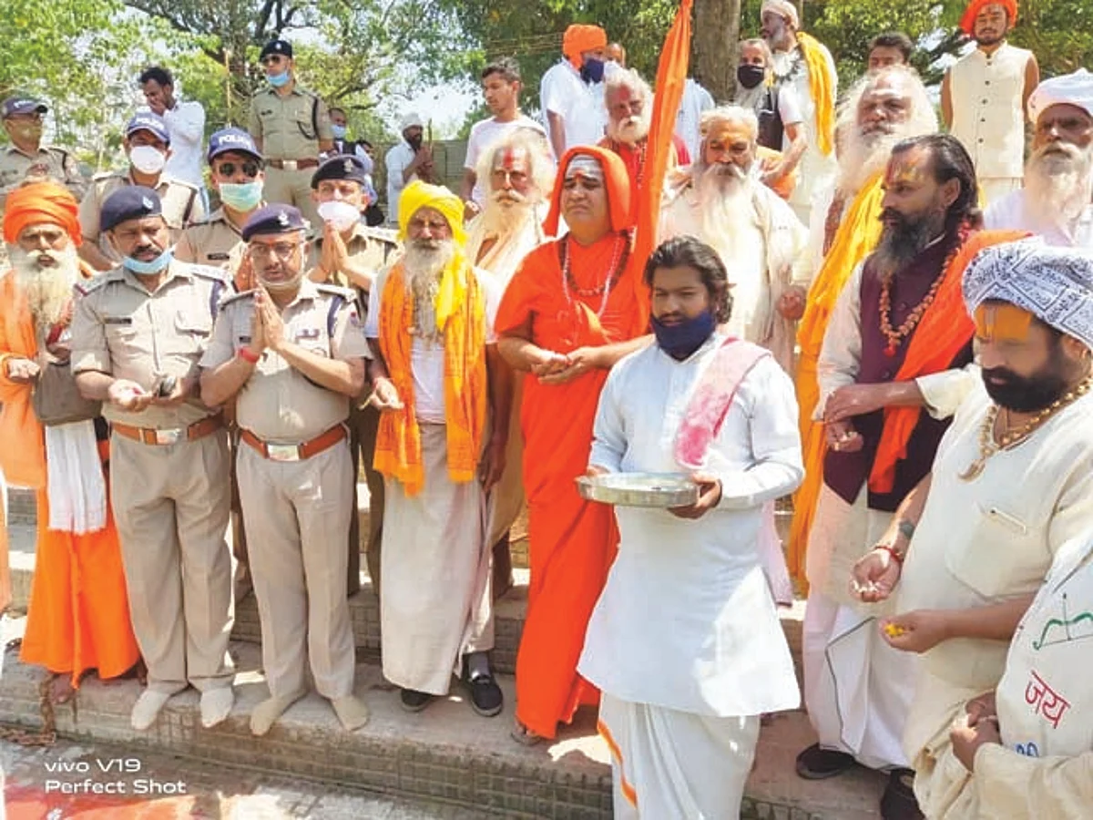 हरिद्वार कुम्भ मेले के पहले दिन शंकराचार्य स्वामी अधोक्षजानंद ने किया गंगा पूजन