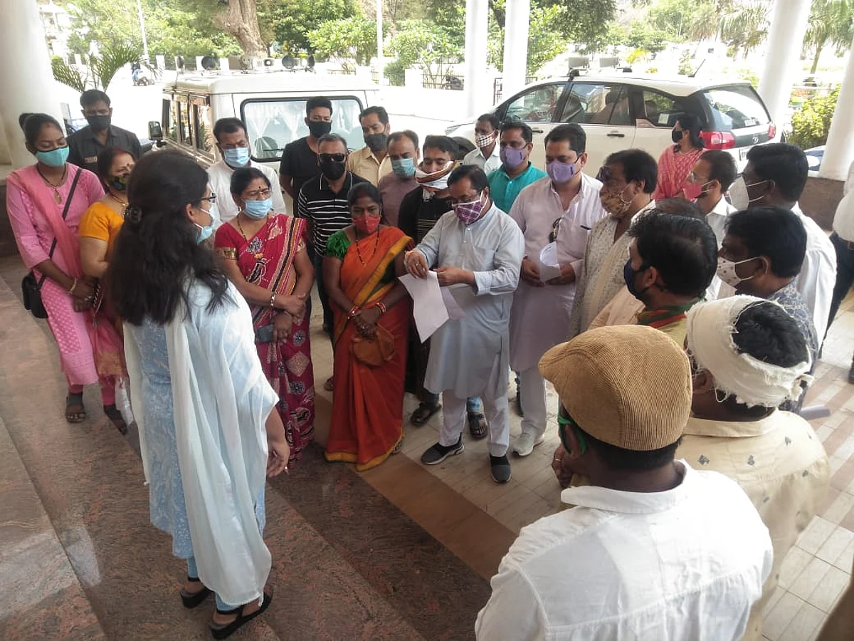 सुजाता मंडल के बयान पर बिफरी भाजपा, कार्रवाई को लेकर दिया ज्ञापन