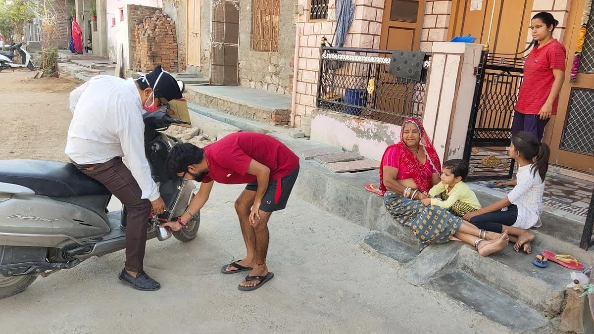 राष्ट्रीय स्वयंसेवक संघ के कार्यकर्ता आपदा में जगा रहे जीवन जीने की अलख