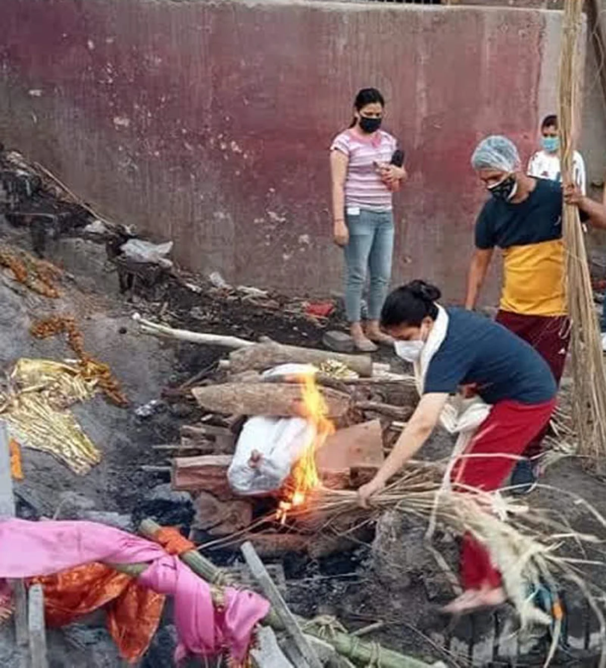 कोरोना संक्रमित पिता को बेटियों ने कांधा देकर किया विधि विधान से अन्तिम संस्कार