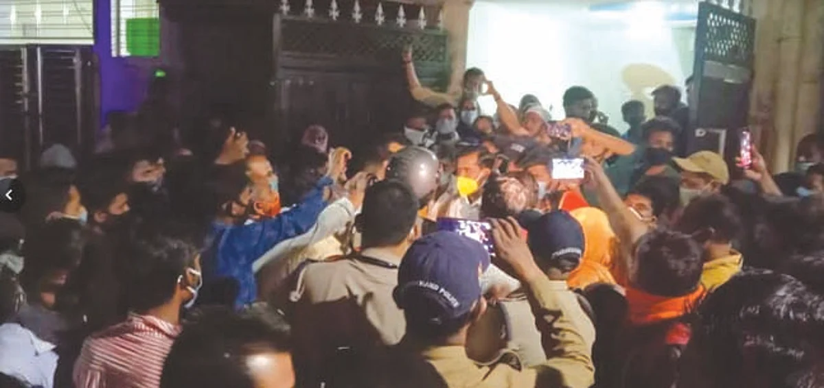 मृतक बैंककर्मी के परिजनों को सांत्वना देने पहुंचे विधायक का लोगों ने किया घेराव