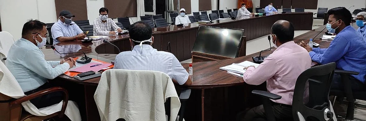 त्रिस्तरीय पंचायत चुनाव की मतगणना को निष्पक्ष संपन्न कराने की डीएम ने अधिकारियो के साथ बनाई रणनीति
