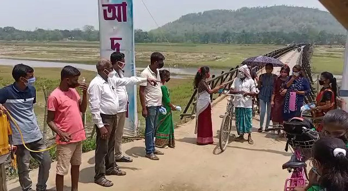 लोगों के बीच बांटा गया मुफ्त हैंड सैनिटाइजर और मास्क