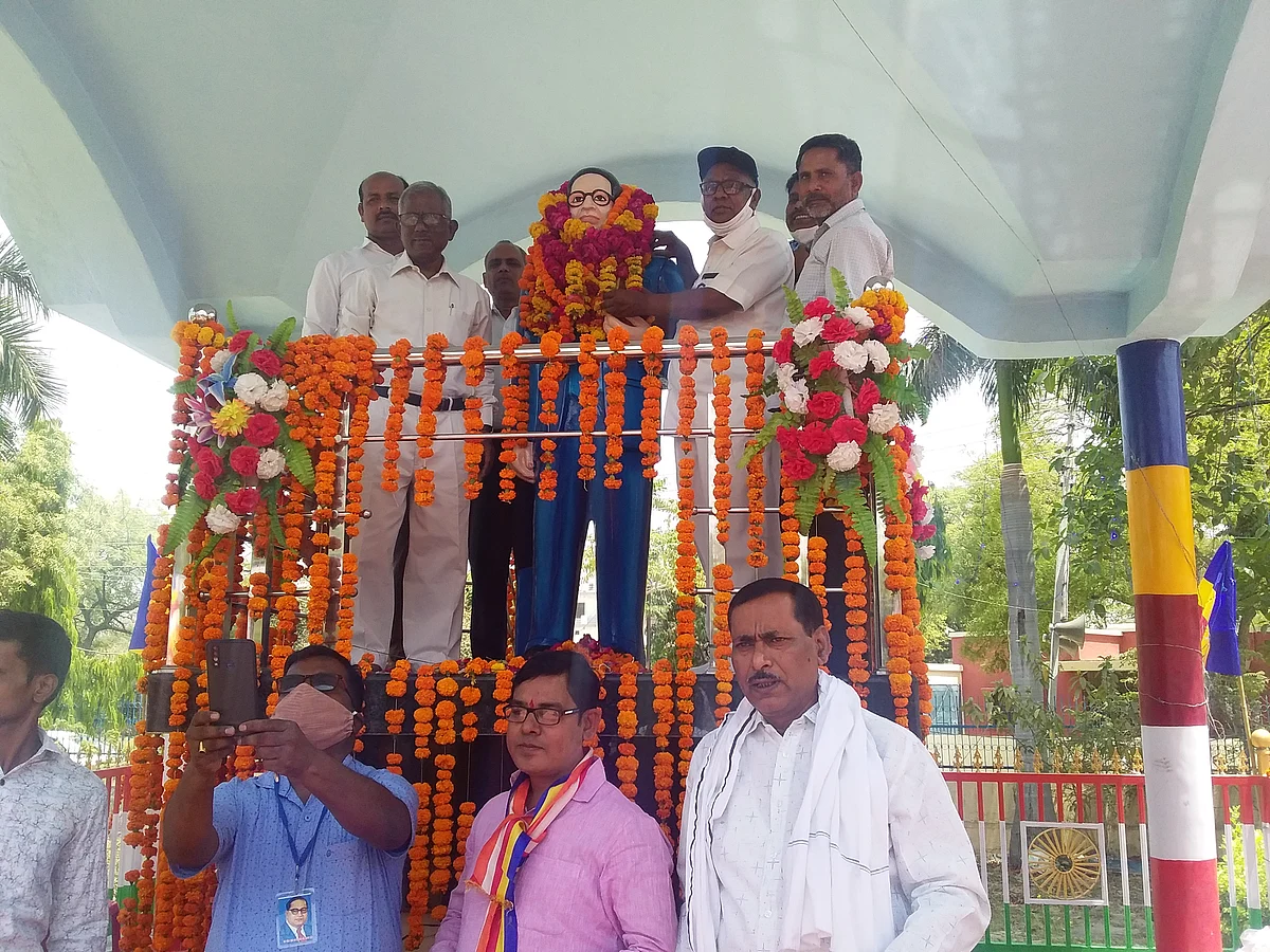 संविधान निर्माता डॉक्टर भीमराव अंबेडकर की धूमधाम से मनाई जयंती