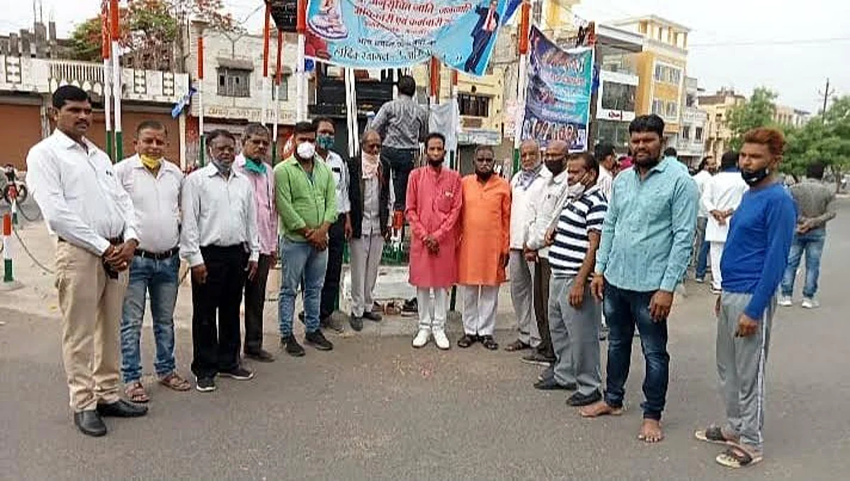 भारत रत्न बाबा साहेब अंबेडकर की जयंती पर वाल्मीकि समाज ने प्रतिमा पर किया माल्यार्पण