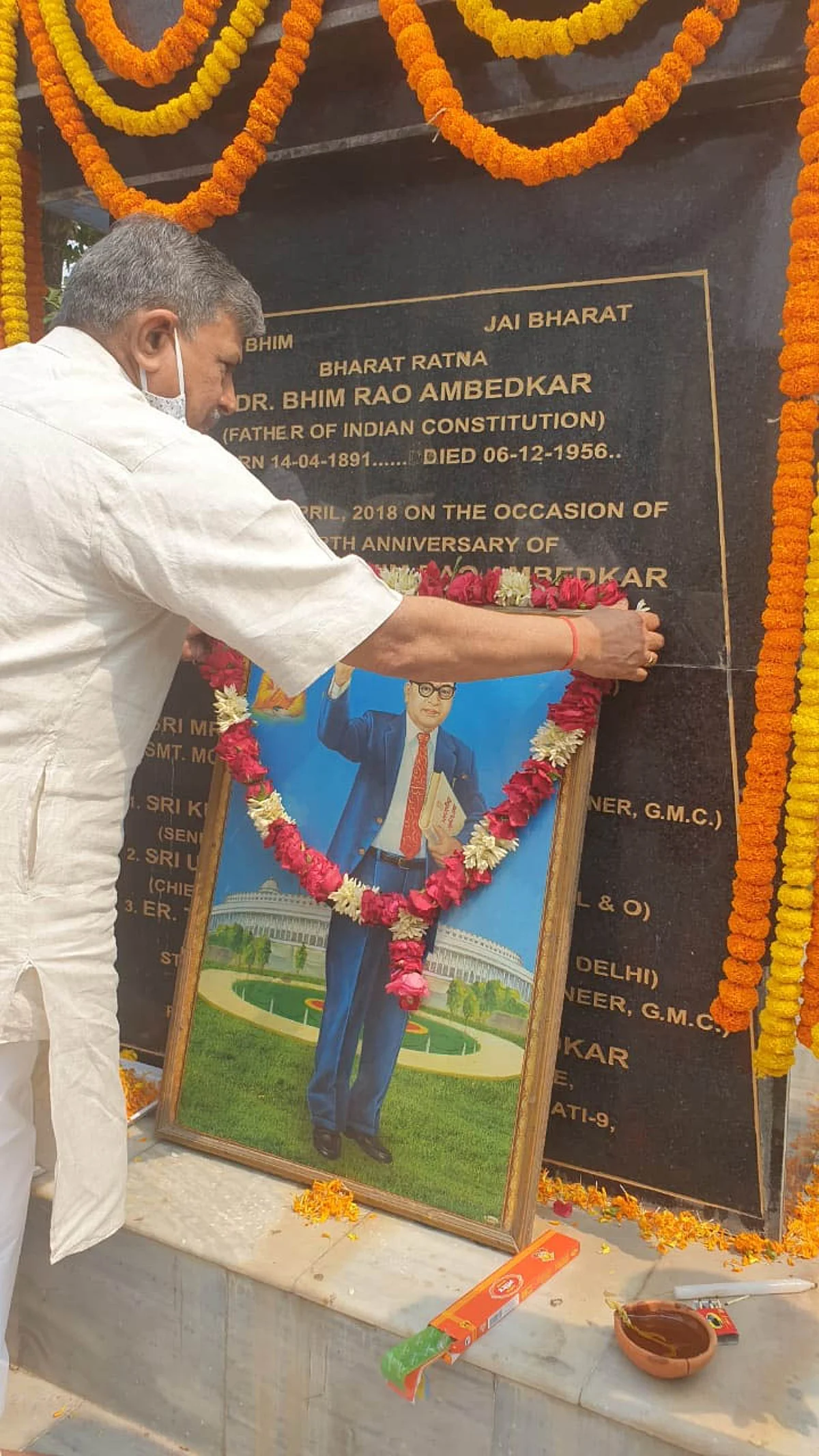 डॉ. भीव राव की जयंती पर संघ सरकार्यवाह होसबाले ने पुष्पांजलि अर्पित कर किया याद