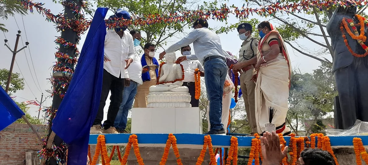 डीएम व एसएसपी ने किया बाबा साहेब की मूर्ति का अनावरण