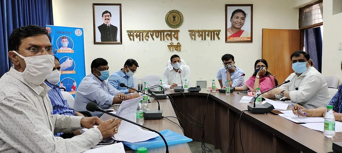 उपायुक्त ने की कोरोना संक्रमण के लिए गठित विभिन्न कोषांगों की समीक्षा
