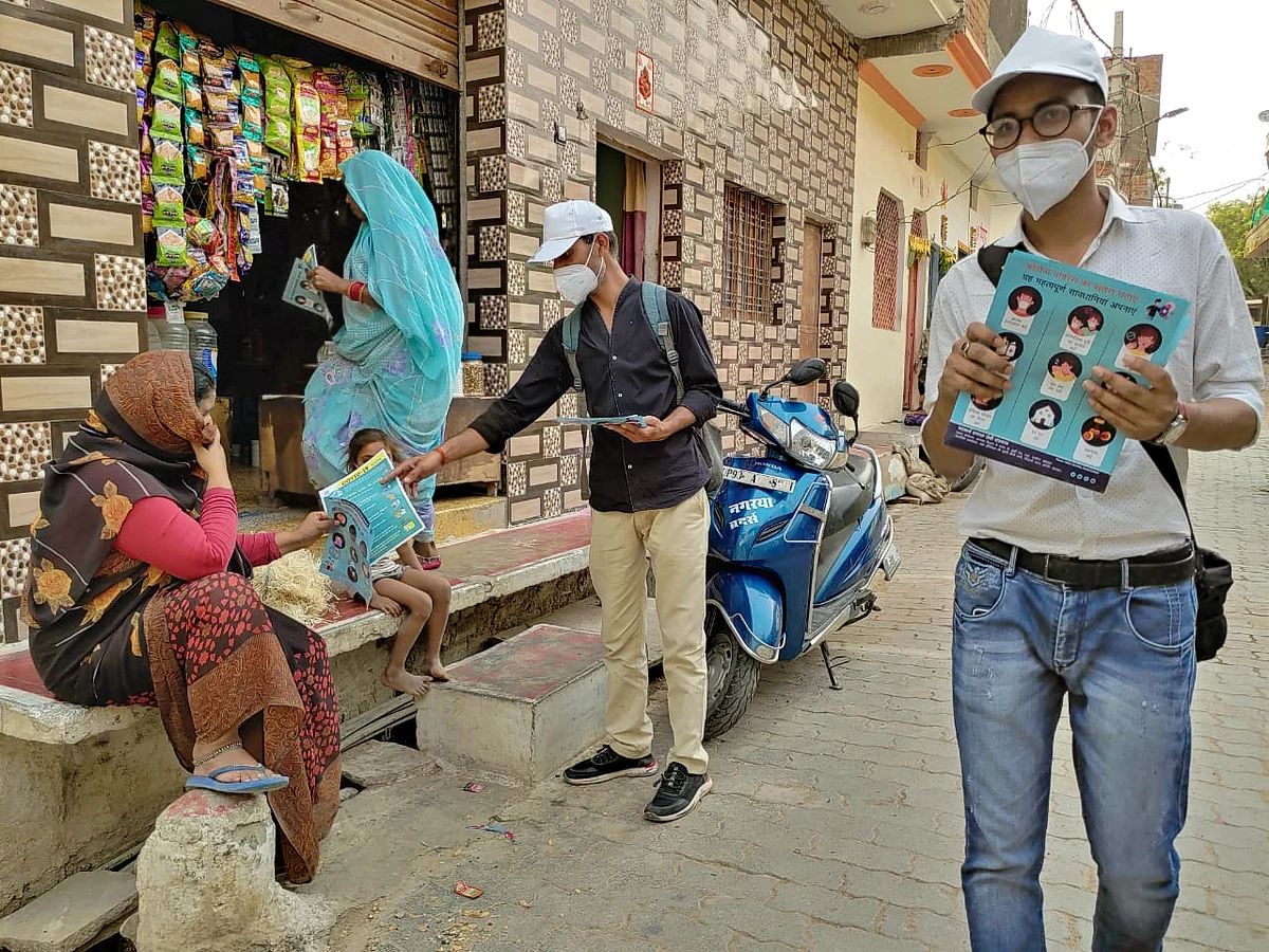 गांवों मेें आयोजित किये जाये वैक्सिनेशन कैम्प : संजय सिंह