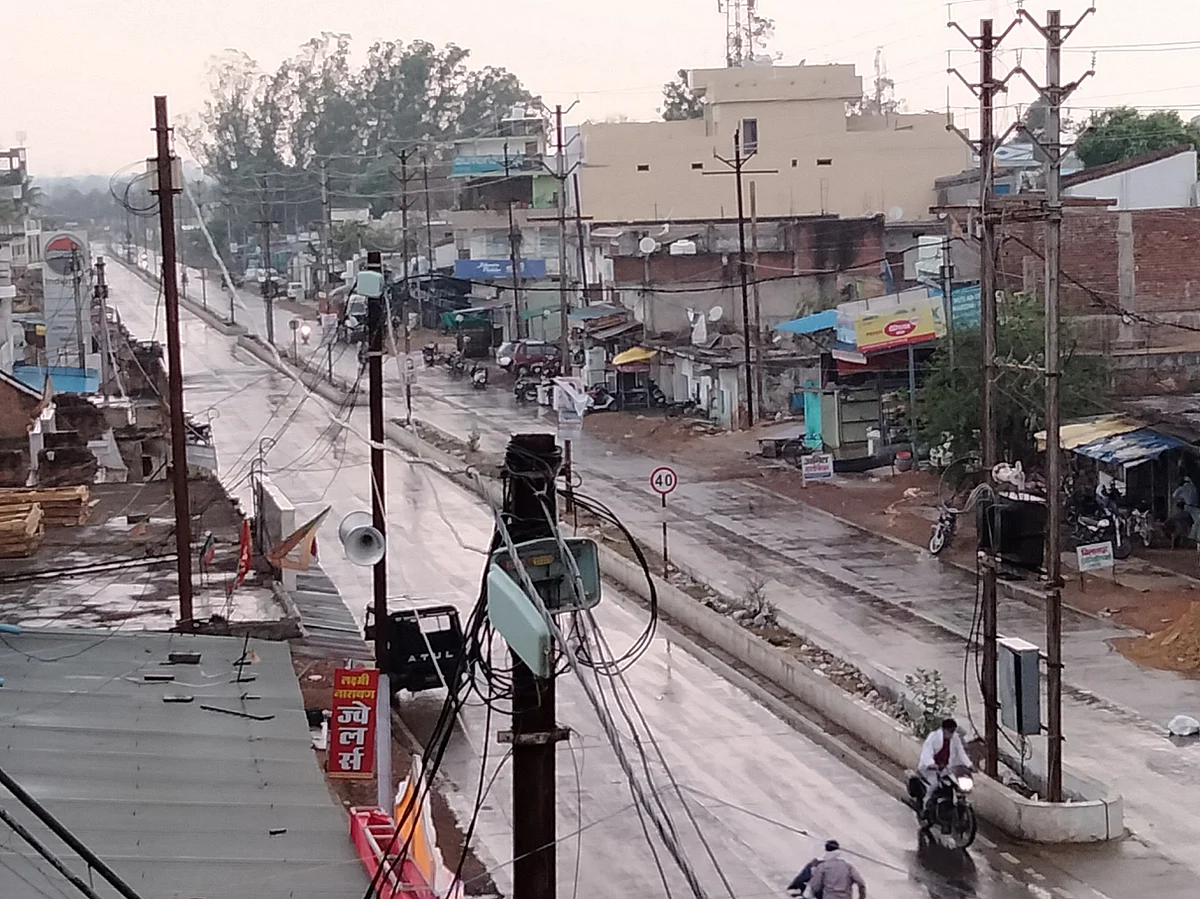बेमौसम बारिश ने जिले को भिगोंया, तेज हवाओं से आम और महुआ को नुकसान