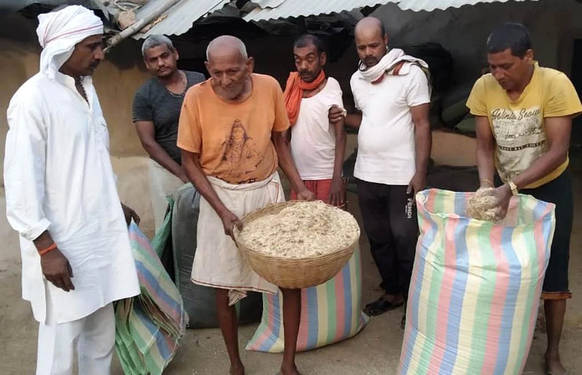 अन्ना प्रथा पर अंकुश लगाने को अरछाबरेठी गौशाला में किसानों ने एकत्र किया भूसा