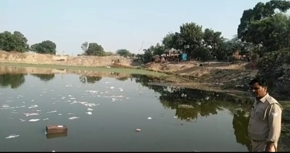 फिरोजाबाद में मतदान के दौरान बवाल, मतपेटिका तालाब में फेंकी