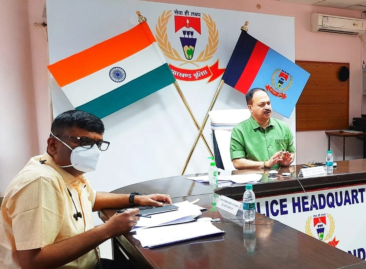 कोरोना के दिशा निर्देशों का सख्ती से पालन कराएं अधिकारी: डीजीपी