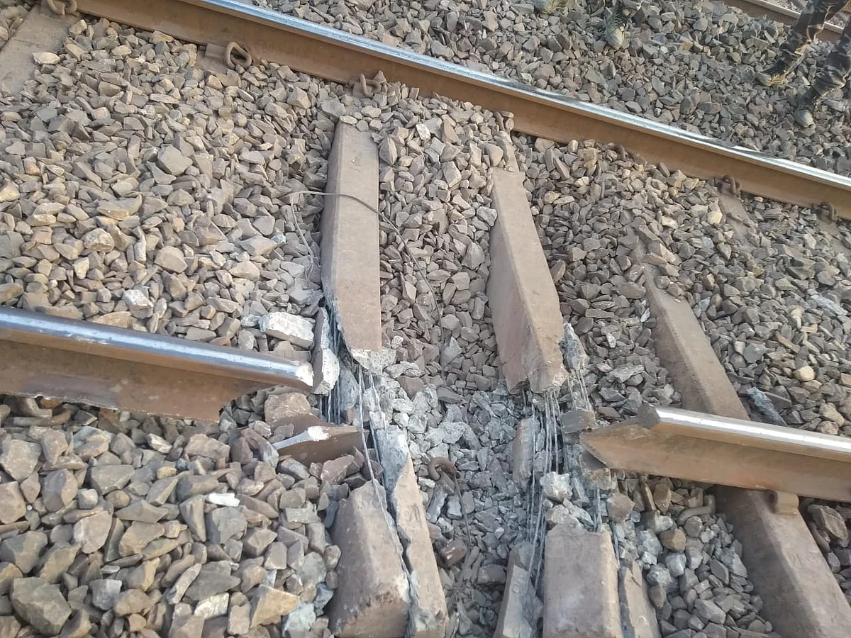 झारखंडः भारत बंद के दौरान नक्सलियों ने रेलवे ट्रैक उड़ाया