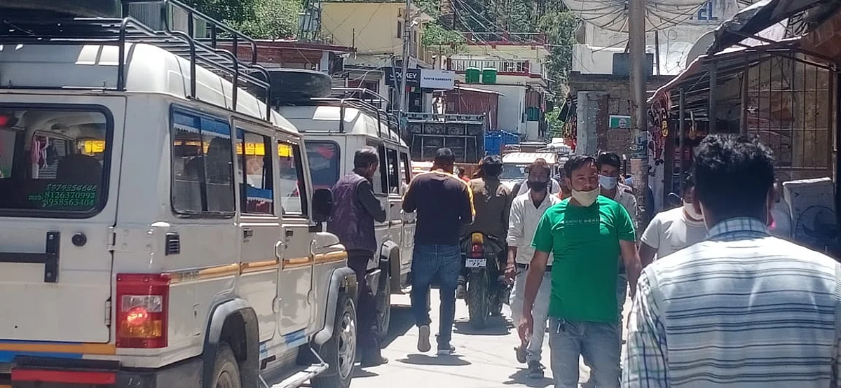 जाम में घंटों फंसी रही एंबुलेंस