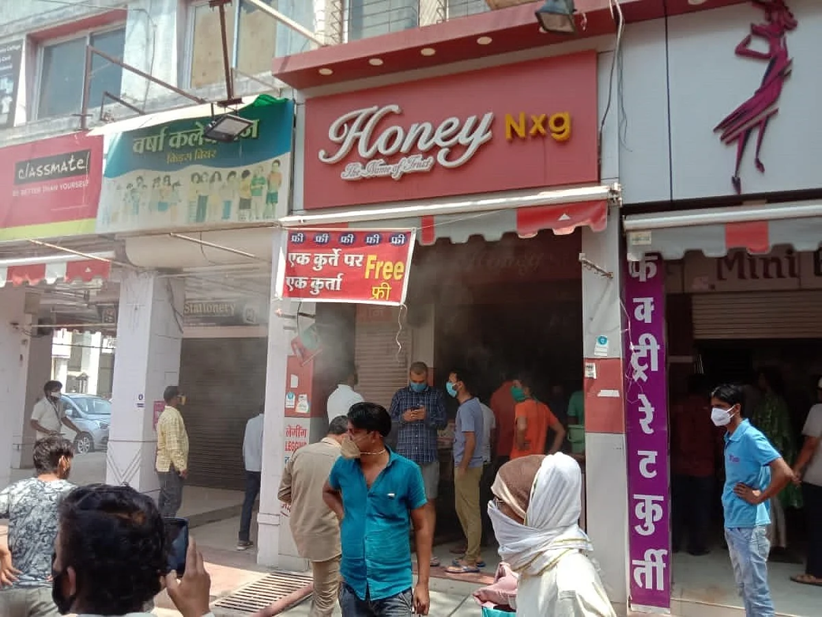 कपड़ों की दुकान में लगी आग