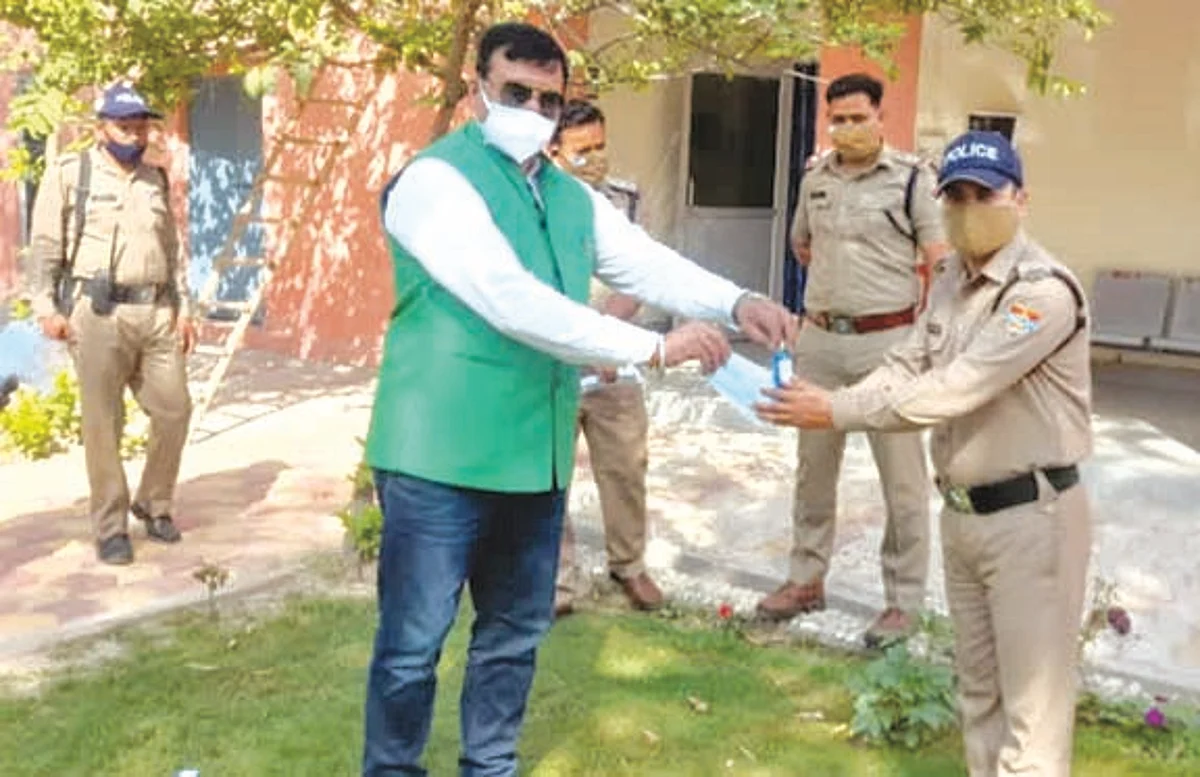 चैंपियन ने पुलिसकर्मियों को वितरित किए मास्क, सेनेटाइजर