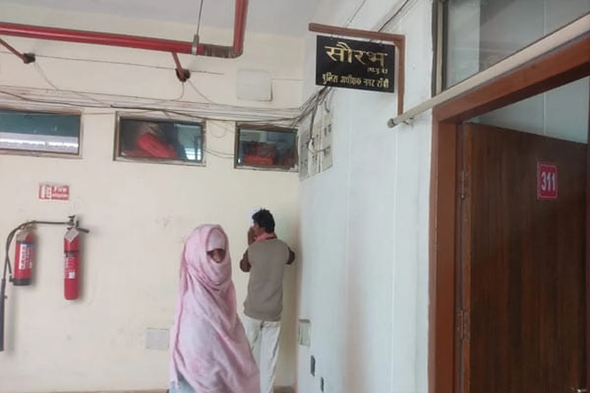गुमशुदगी का मामला दर्ज नहीं किया तो परिजनों ने एसपी कार्यालय के बाहर चिपकाया पोस्टर