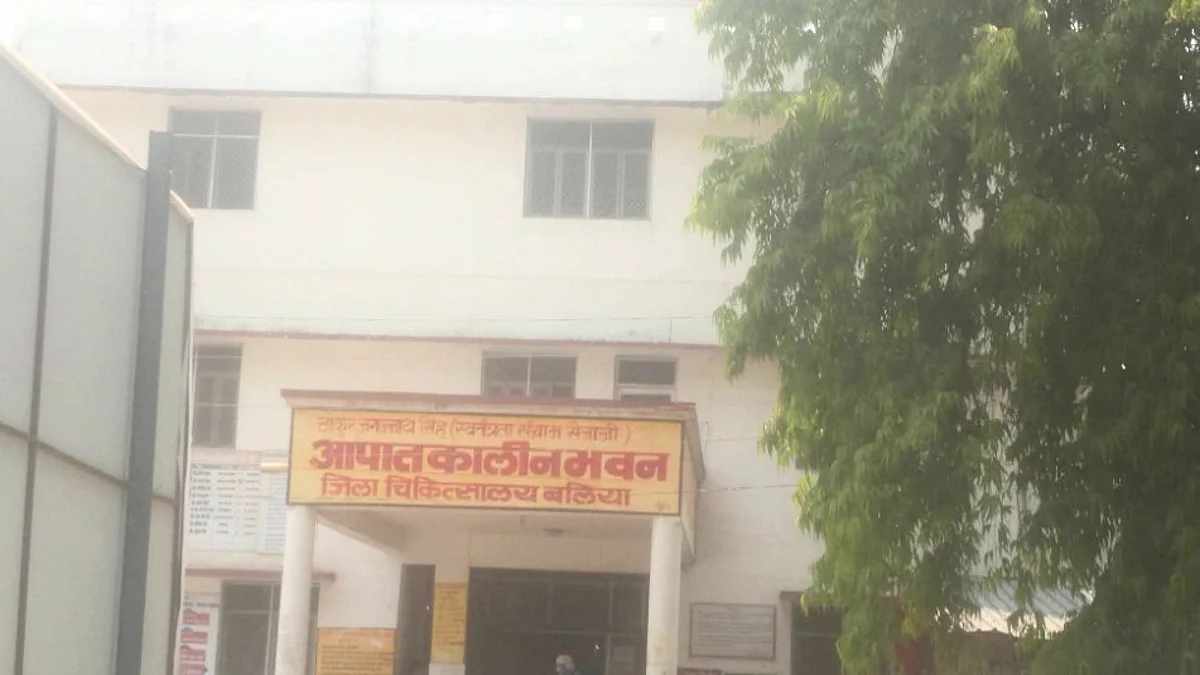 ऑक्सीजन सिलेंडर को लेकर बलिया जिला अस्पताल में हंगामा, तोड़फोड़