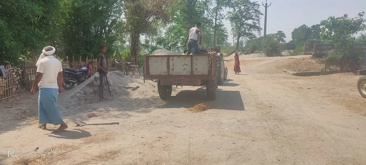 वाल्मीकिनगर में तिरहुत नहर से बालू माफियाओं के द्वारा किया जा रहा है अवैध उत्खनन