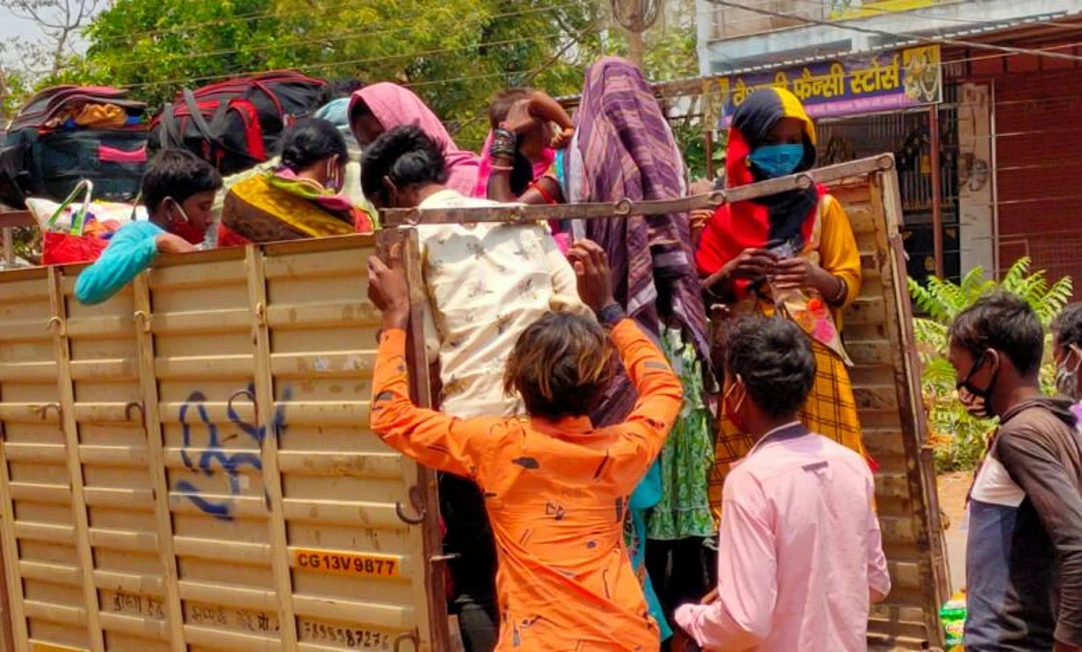 रायगढ़ : ओडिशा से पहुंचे मजदूरों के लिए खाने पीने और घर तक पहुंचने, की गई व्यवस्था