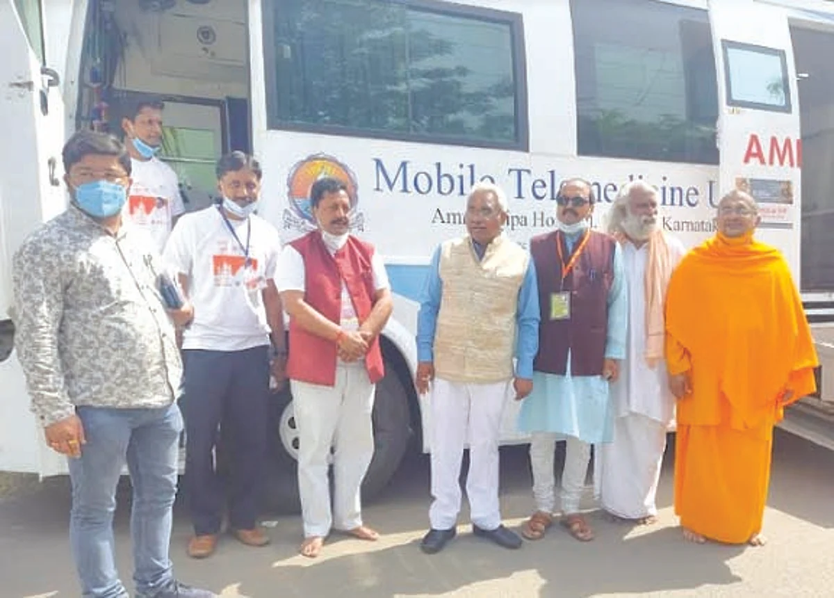 माता अमृतानंदमयी मठ ने अत्याधुनिक सुविधाओं से लैस मोबाइल अस्पताल वैन मुहैया कराया