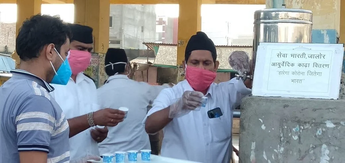 आरएसएस के स्वयंसेवक आपदा में जगा रहे हैं जीवन जीने की अलख