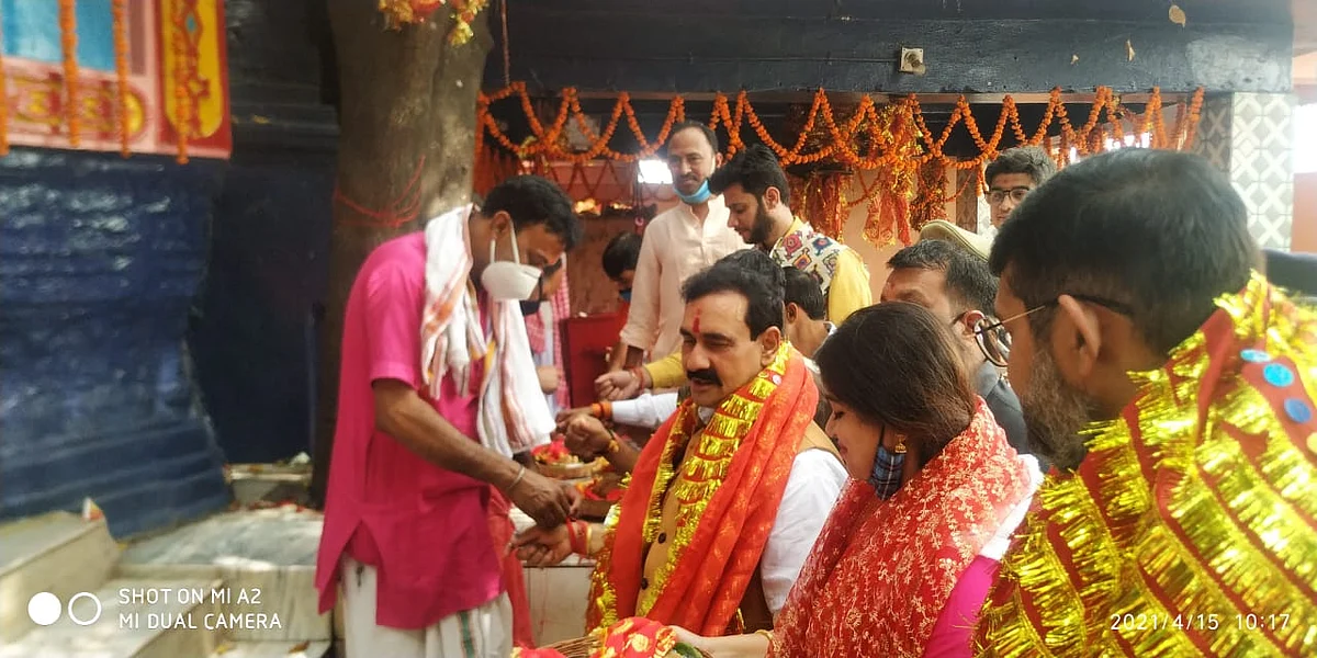 एमपी के गृह मंत्री डॉ नरोत्तम मिश्रा ने अपनी पत्नी के साथ मां छिन्नमस्तिके दरबार में की पूजा