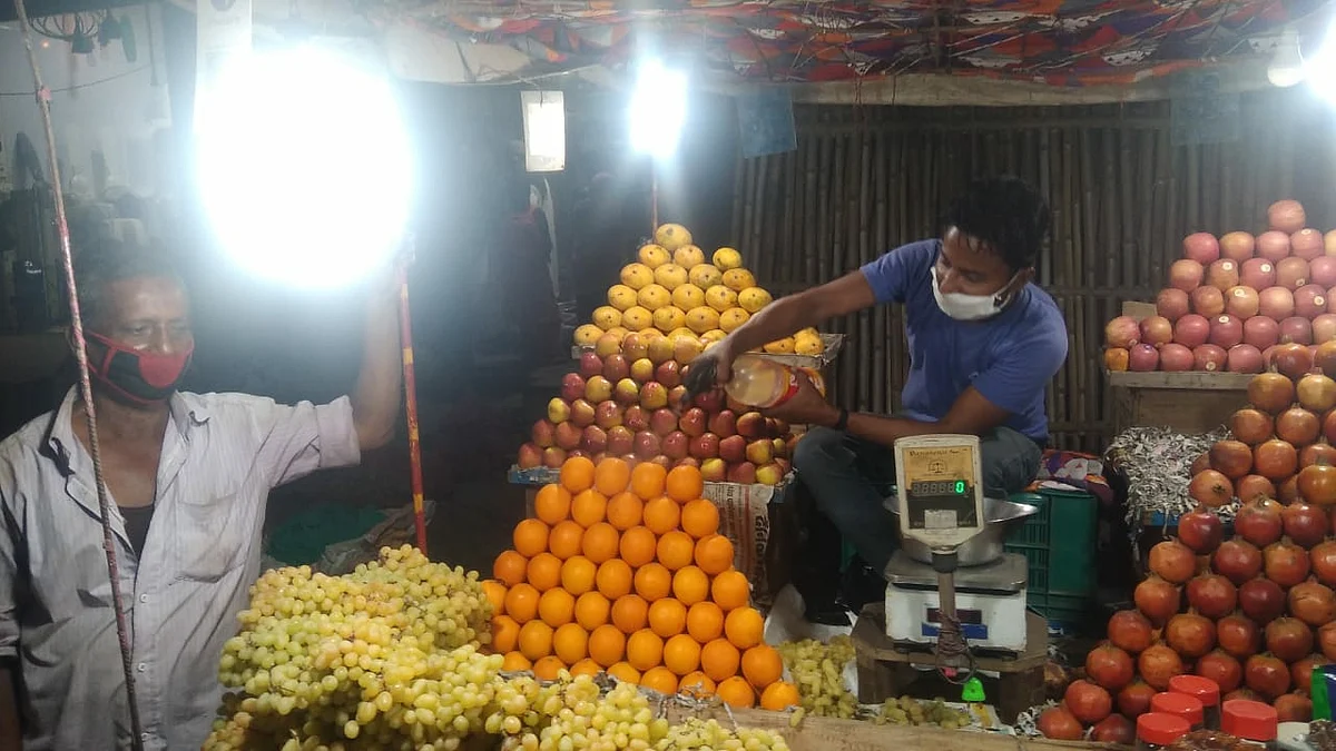 फल विक्रेता पिता-पुत्र ग्राहकों को देते हैं कोरोना से सावधान रहने का संदेश