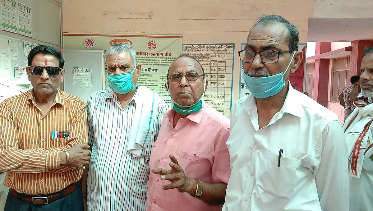 कीमत से ज्यादा मूल्य पर स्टाम्प बेचने की वकीलों ने एसडीएम से की शिकायत