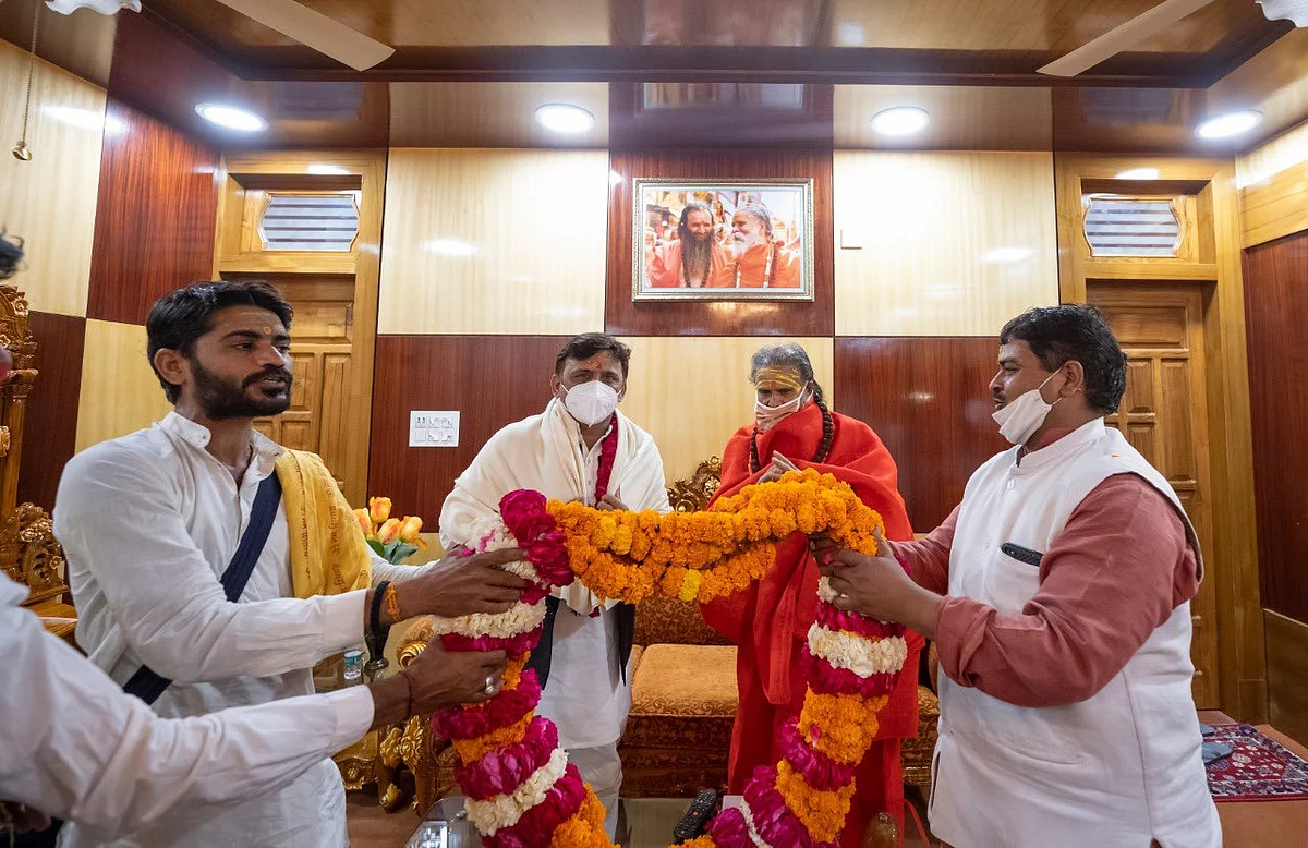 प्रशासन की लीला- कोरोना संक्रमित नरेन्द्र गिरि के सम्पर्क में आने वालों को करवाया शाही स्नान