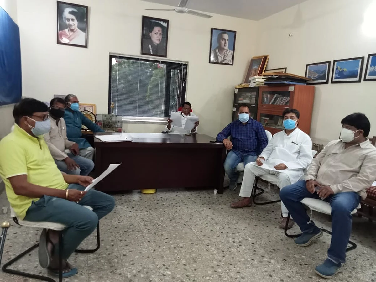 जिला स्तरीय कंट्रोल रूम की ओर से चलाये जा रहे राहत और सहायता कार्यों पर चर्चा