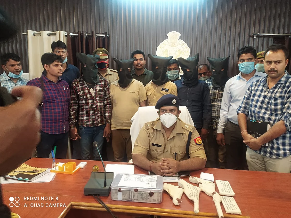 कार सवार लुटेरों के गिरोह के पांच सदस्यों को लाखों रुपये के साथ पुलिस ने किया गिरफ्तार