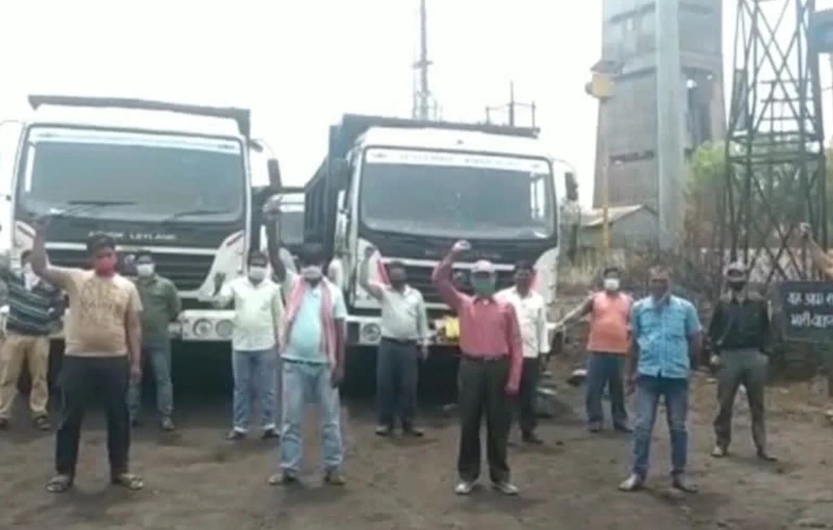 सेल के ठेका मजदूरों ने प्रदर्शन कर पुनः काम पर रखने की मांग की