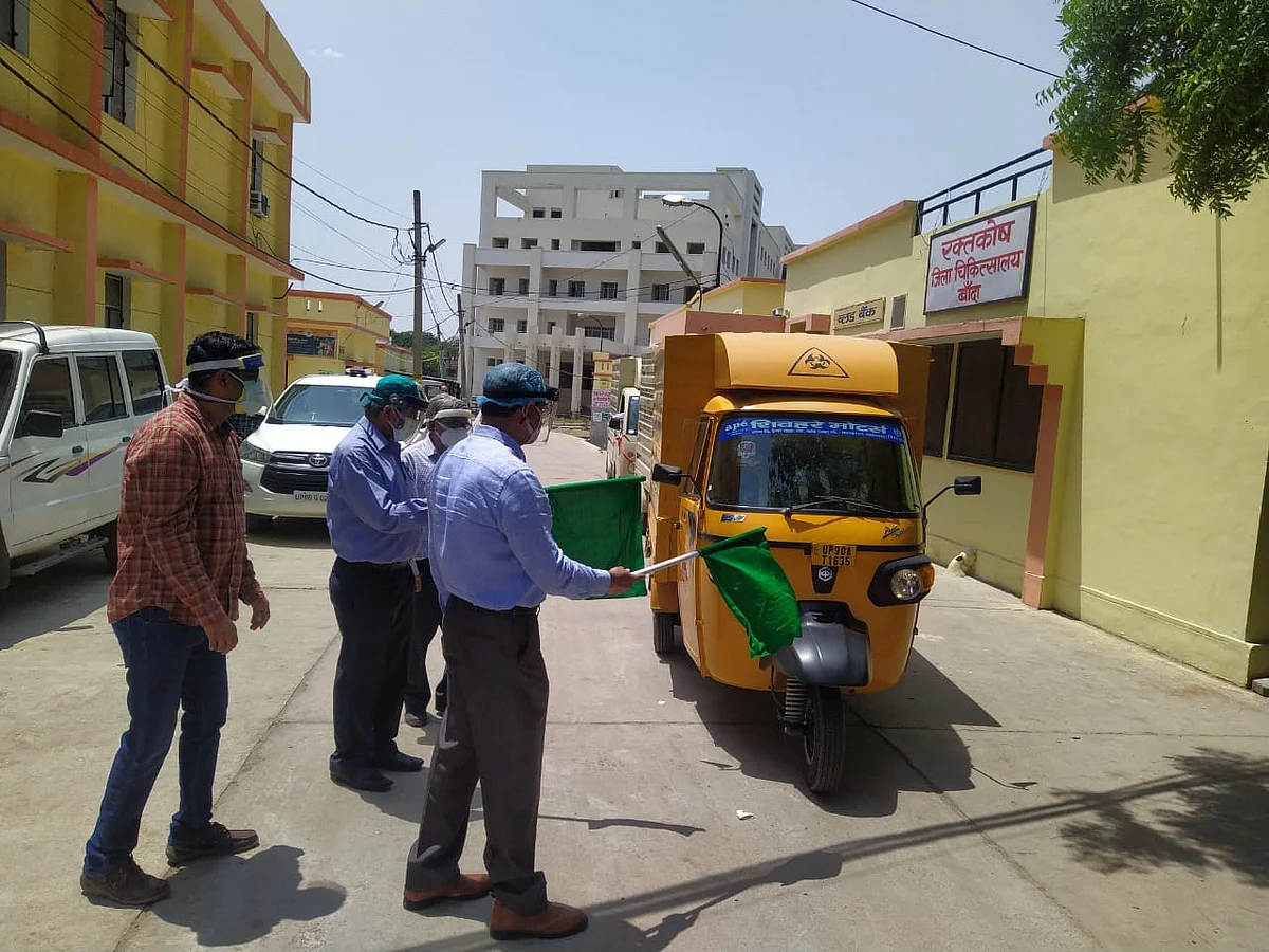 बायोमेडिकल वेस्ट वाहनों को जिलाधिकारी ने हरी झंडी दिखाकर किया रवाना