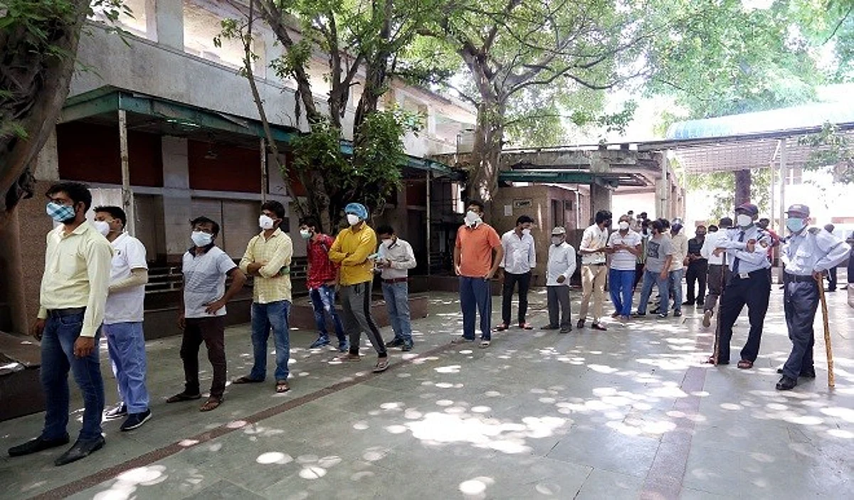 नकारात्मकता और अफवाह फैलाकर कैसे जीत पाएंगे कोरोना के खिलाफ लड़ाई ?