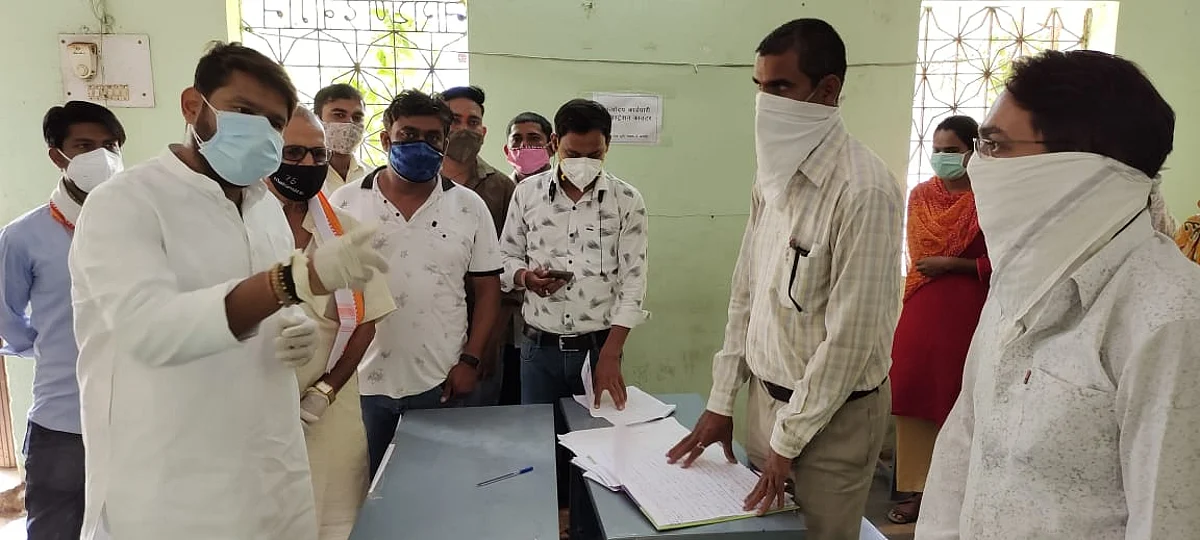बेमेतरा : विधायक ने किया वैक्सीनेशन केंद्र का निरीक्षण