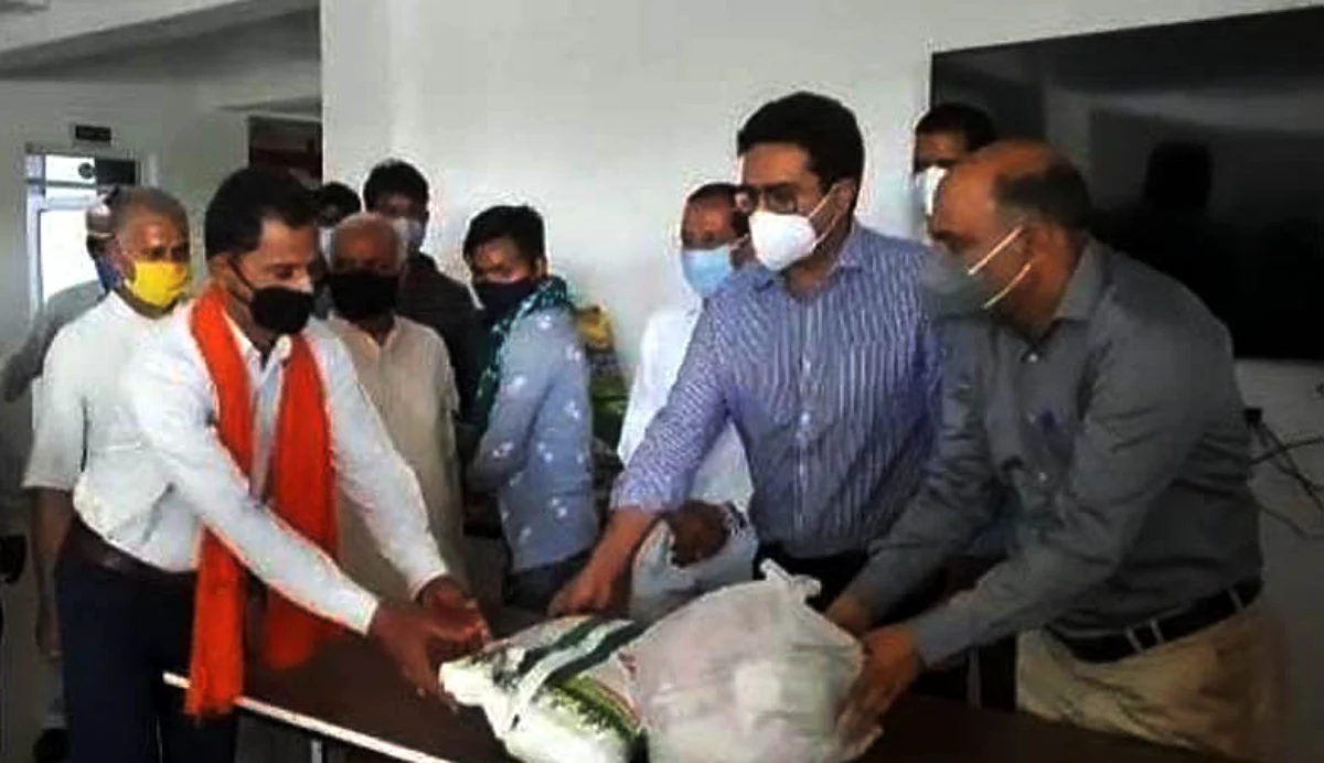 वृंदावन टूरिस्ट फैसिलिटी सेंटर : जिलाधिकारी ने वितरित की 1008 राशन किट