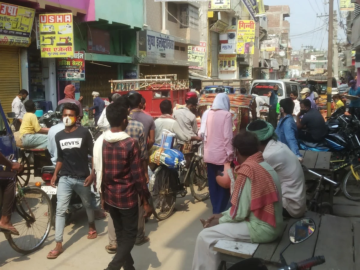लॉकडाउन के तीसरे दिन बाजार बंद के बावजूद उमड़ी रही भीड़