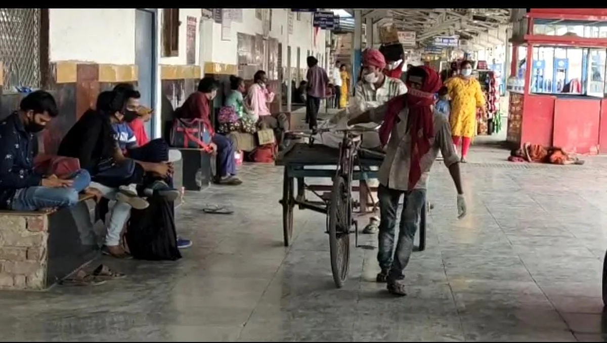 ट्रेन में मृत एक अधेड़ के शव को जीआरपी ने स्टेशन पर उतारा ठेला से भेजा
