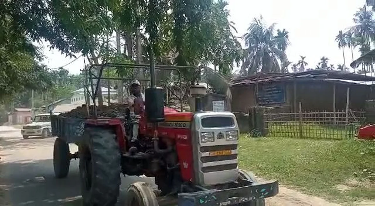 अवैध मिट्टी खनन में शामिल ट्रैक्टर को पुलिस ने किया जब्त
