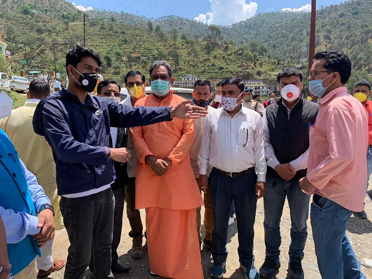 स्वामी यतीश्वरानंद ने अस्पतालों का निरीक्षण किया