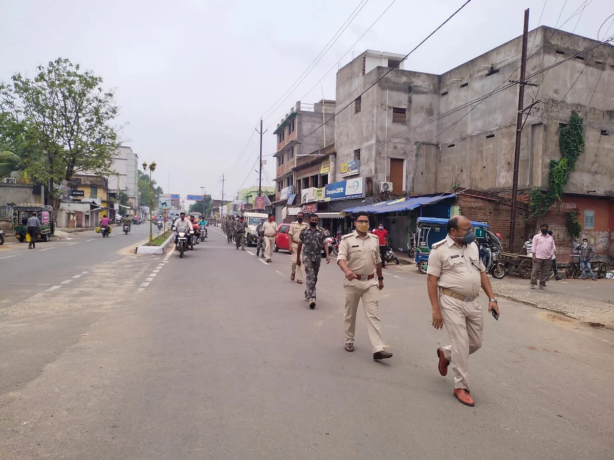 शांति व सौहार्दपूर्ण के साथ ईद मनाए जाने को लेकर पुलिस प्रशासन ने फ्लैग मार्च निकाला
