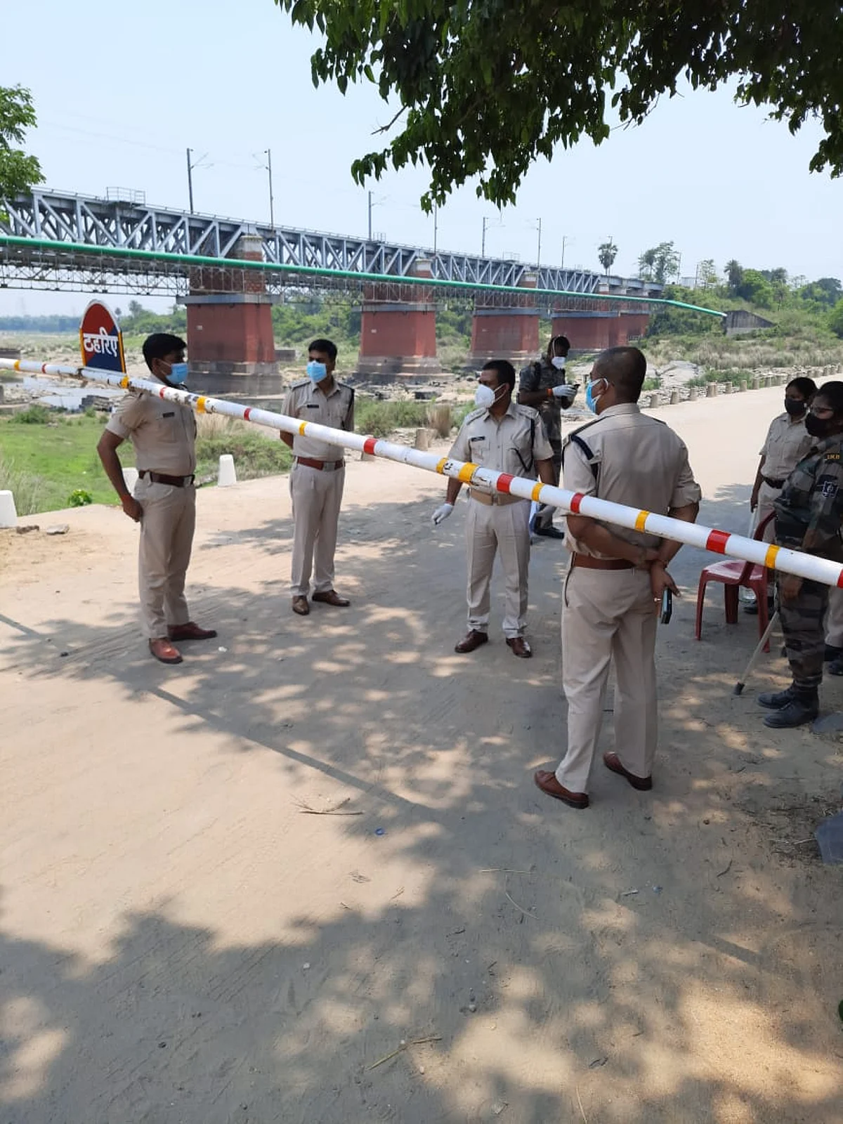 अंतर्राज्यीय बोर्डर पर बनाए गए चेकपोस्ट का एसपी ने किया निरिक्षण