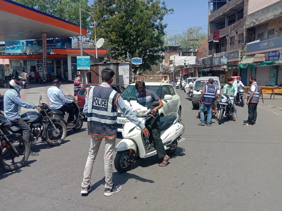 पुलिस मुस्तैदी के साथ करा रही गाइडलाइन का पालन