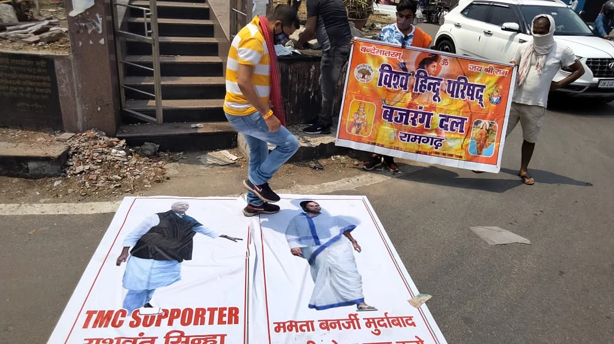 विश्व हिंदू परिषद ने ममता और यशवंत की तस्वीर पर पोती कालिख