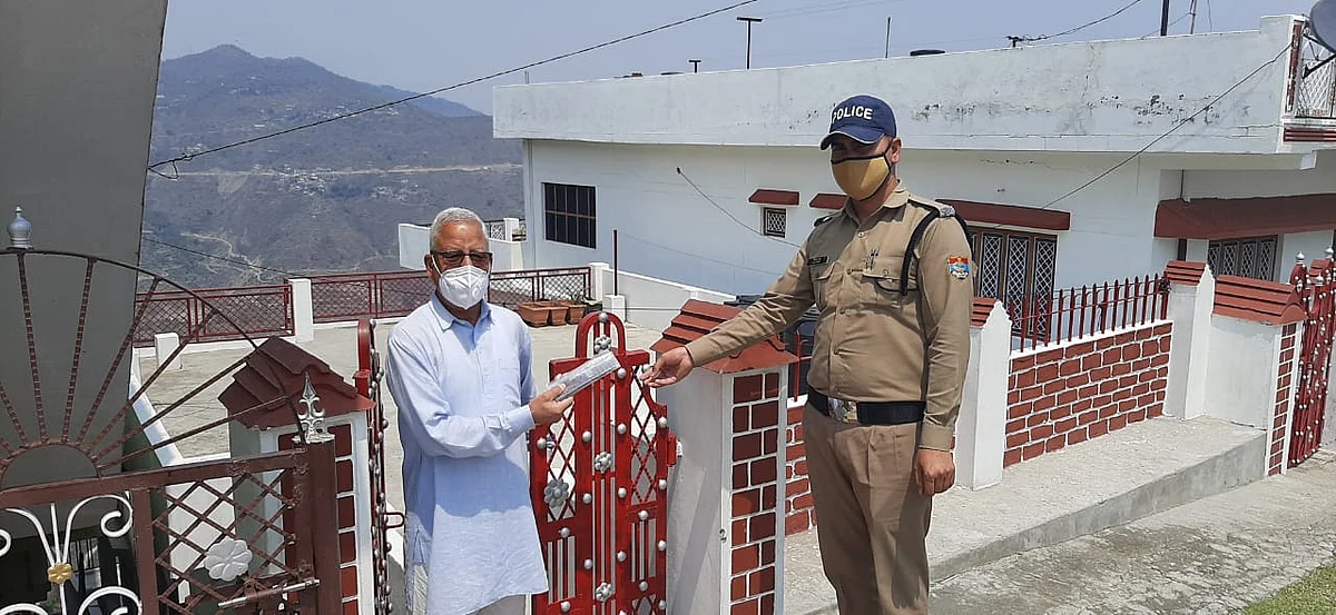 पुलिस ने बुजुर्ग दंपति के पास पहुंचाई दवा